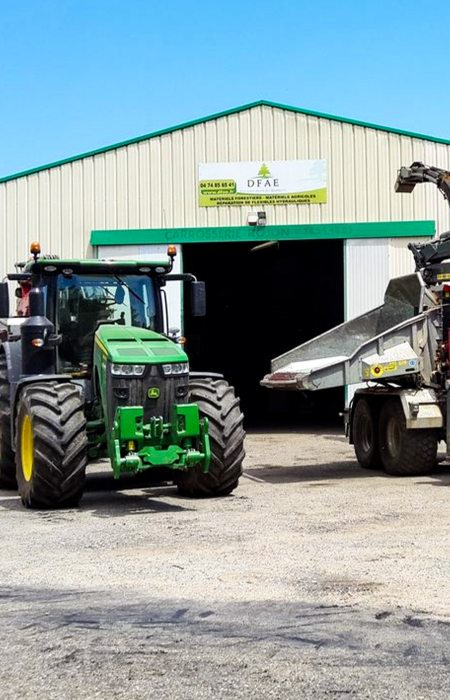 Tracteur et équipement devant les locaux DFAE.